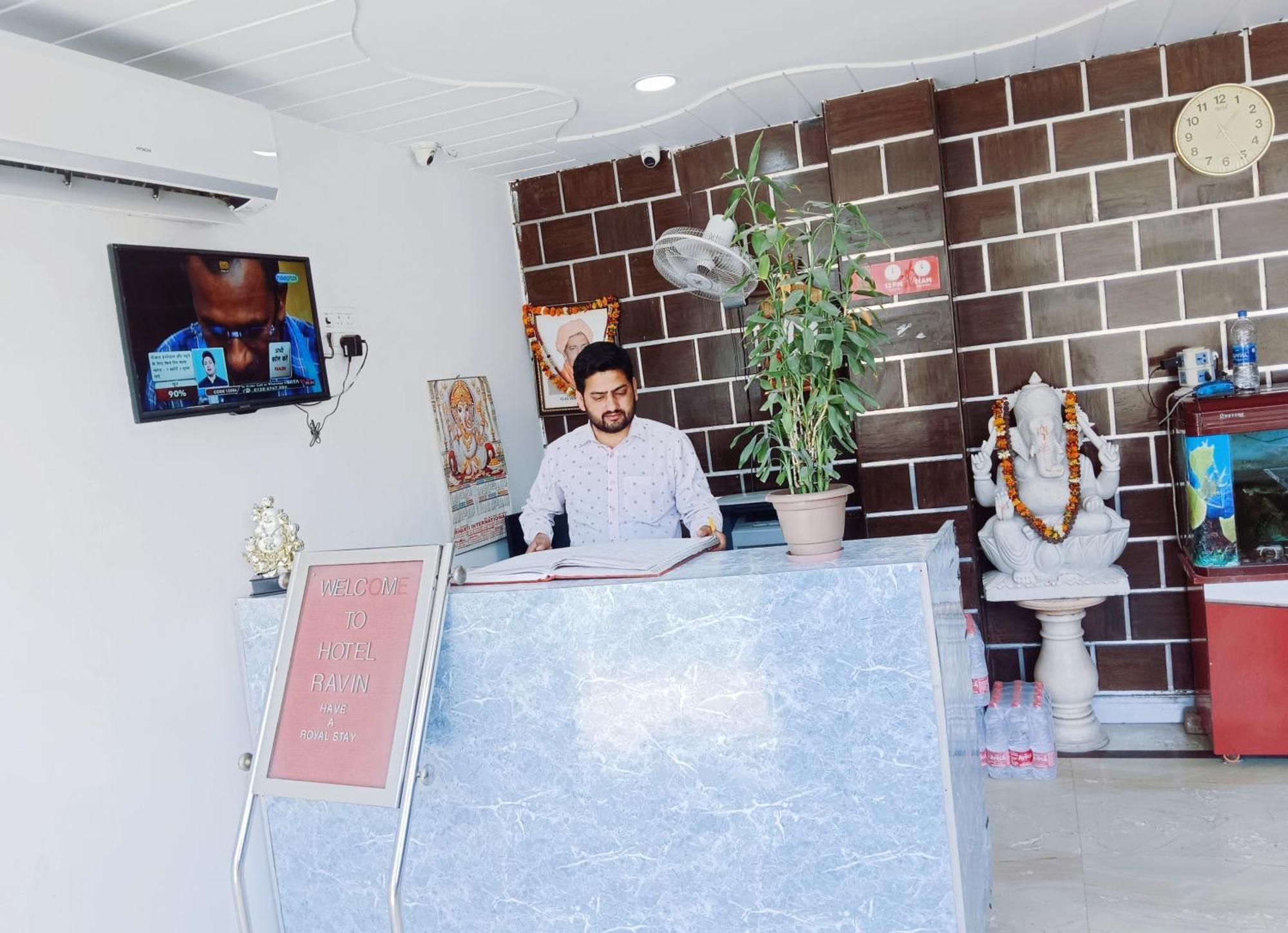 Hotel Hight Krone A Family Hotel Near Igi Airport Delhi New Delhi Buitenkant foto