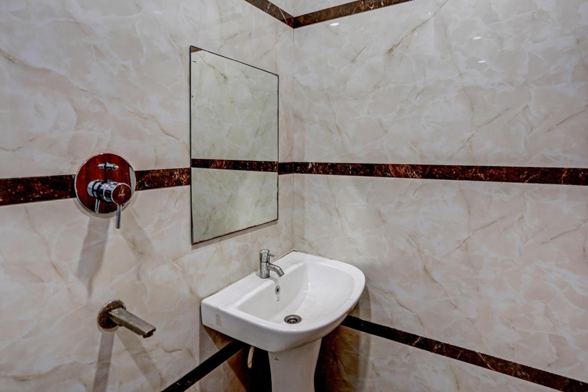 Hotel Hight Krone A Family Hotel Near Igi Airport Delhi New Delhi Buitenkant foto