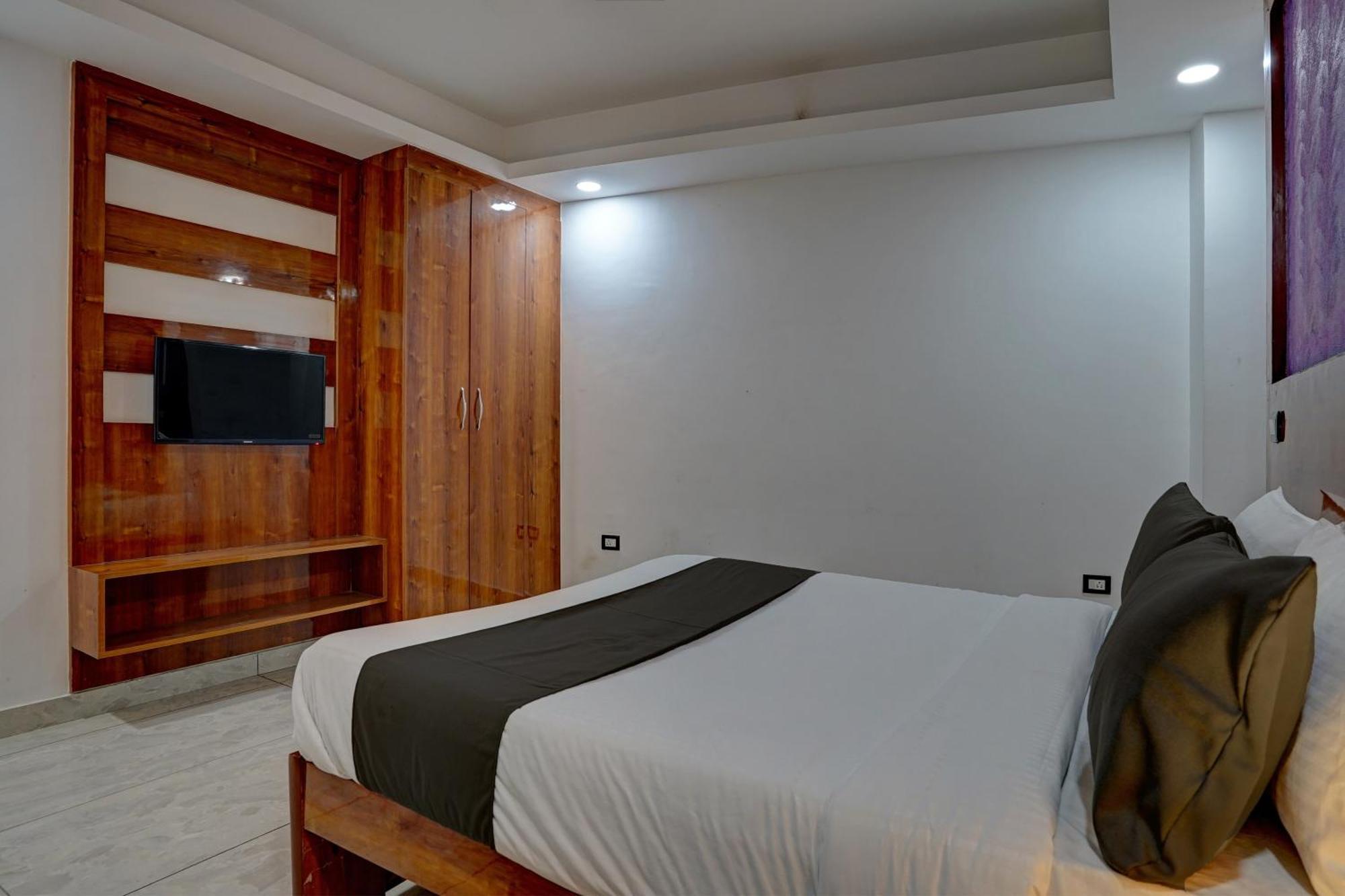 Hotel Hight Krone A Family Hotel Near Igi Airport Delhi New Delhi Buitenkant foto